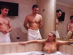 Грудастую милфу ебут двое ненасытных самцов