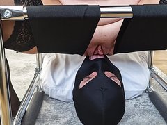 Женщина в чёрных чулках и мужчина на диване в игре взаимных ласк
