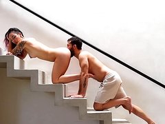 Незапланированная встреча на лестничной клетке превращается в бурный секс